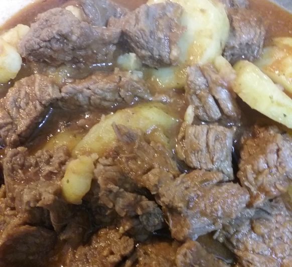 Gulash de ternera con cerveza acompañado de patatas panaderas en Thermomix®